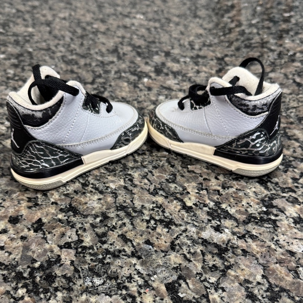 Jordan toddler Gray and Black Sneakers EUC 4 - Picture 7 of 10